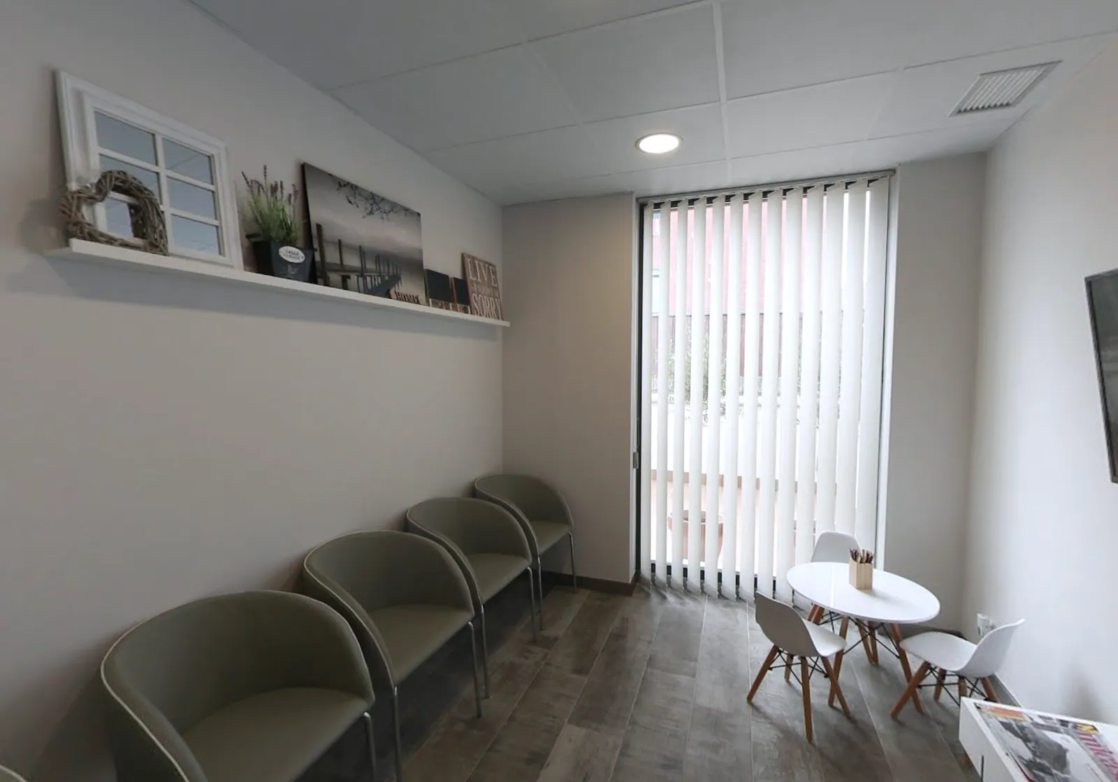 Sala de espera con un rincón infantil
